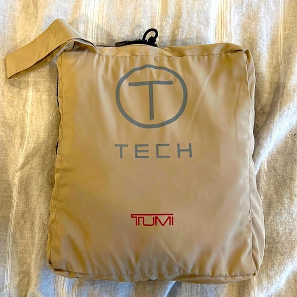 Tumi Tech - Men’s - Packable wind/rain waist coat - Picture 2 of 4